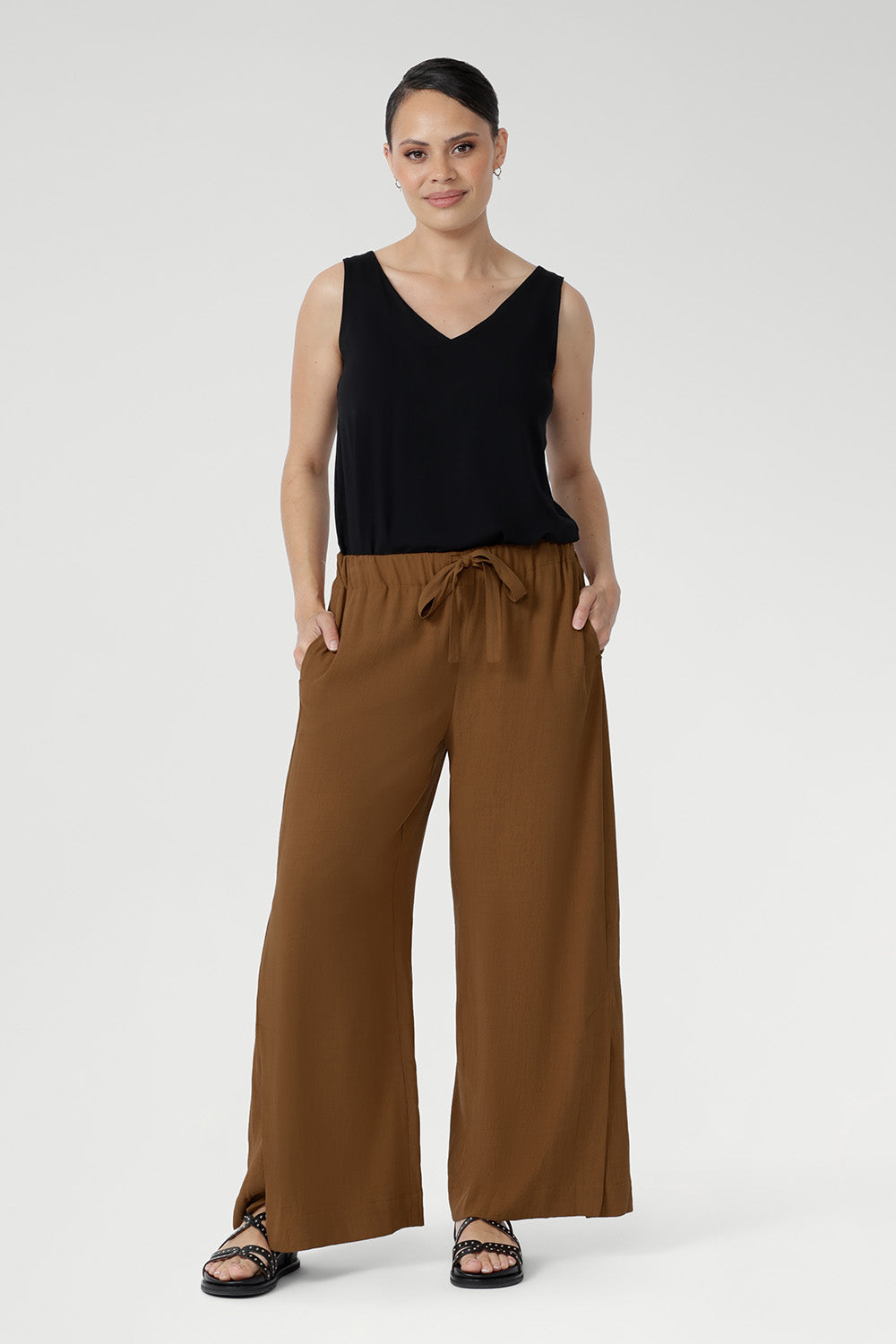 Crafted from a breathable Tencel–viscose blend, the Devin Drawstring Pant in Nuthatch is a lightweight staple made for warm summer days. 