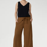 Crafted from a breathable Tencel–viscose blend, the Devin Drawstring Pant in Nuthatch is a lightweight staple made for warm summer days. 