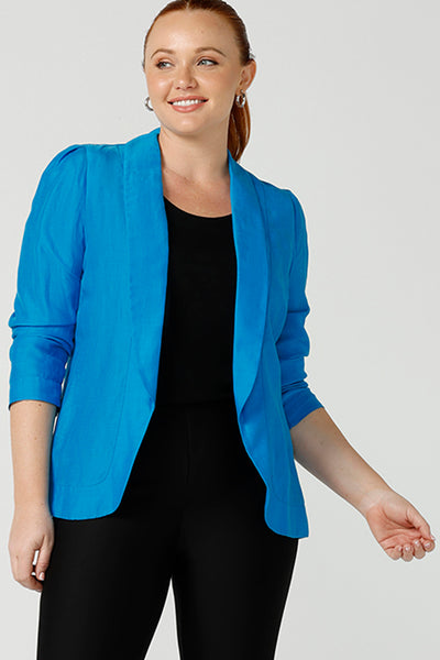 Close up of A curvy size, size 12 woman wearing a longline blazer in opal blue tencel fabric. This lightweight jacket is comfortable for your everyday workwear, casual and travel capsule wardrobe. Shop this Australian-made blazer online in sizes 8 to 24, petite to plus sizes.