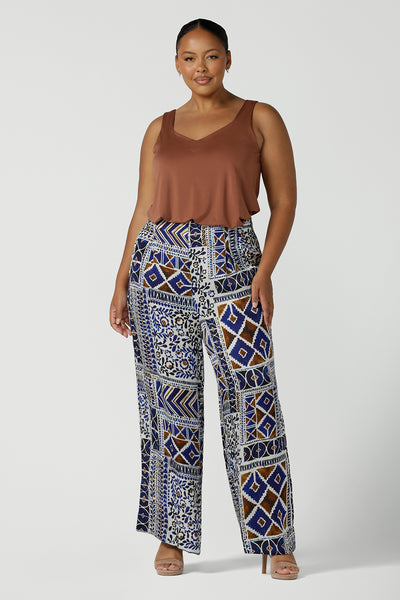 Size 16 curvy woman wears the Ellery pant in Italian Viscose Cadaques print. Pleat front style with functioning pockets and a wide leg. Made in Australia for women size 8 - 24.