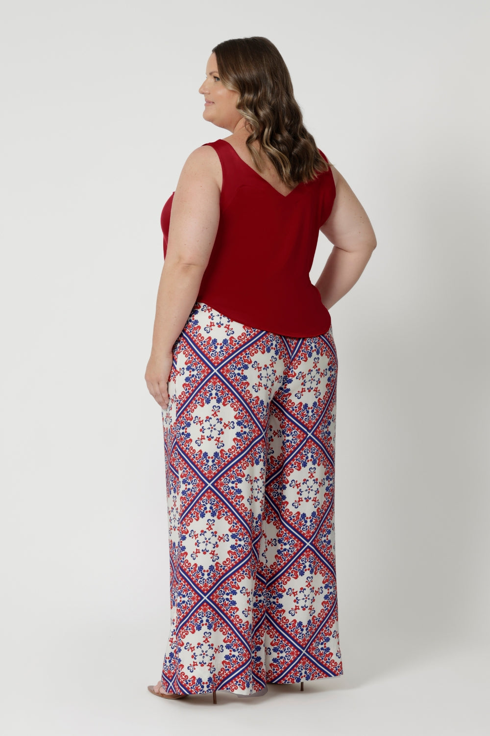 Plus size friendly pants display contrasting colours which feature a touch of vibrancy to the otherwise serene white base, making them perfect for a casual day out or a semi-formal summer event dressing.