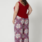 Plus size friendly pants display contrasting colours which feature a touch of vibrancy to the otherwise serene white base, making them perfect for a casual day out or a semi-formal summer event dressing.