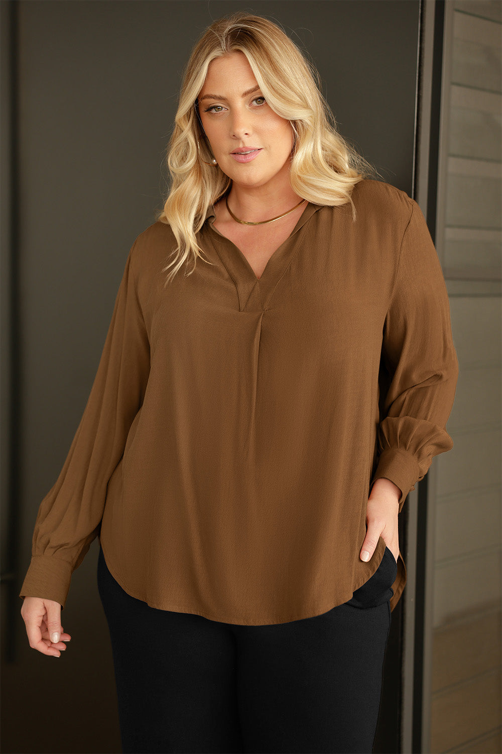 This is the Ellis Shirt in Nuthatch — an effortless piece with an oversized silhouette that’s made to move with you. Designed to be worn untucked or styled with a front or back tuck, it transitions seamlessly from relaxed to refined.