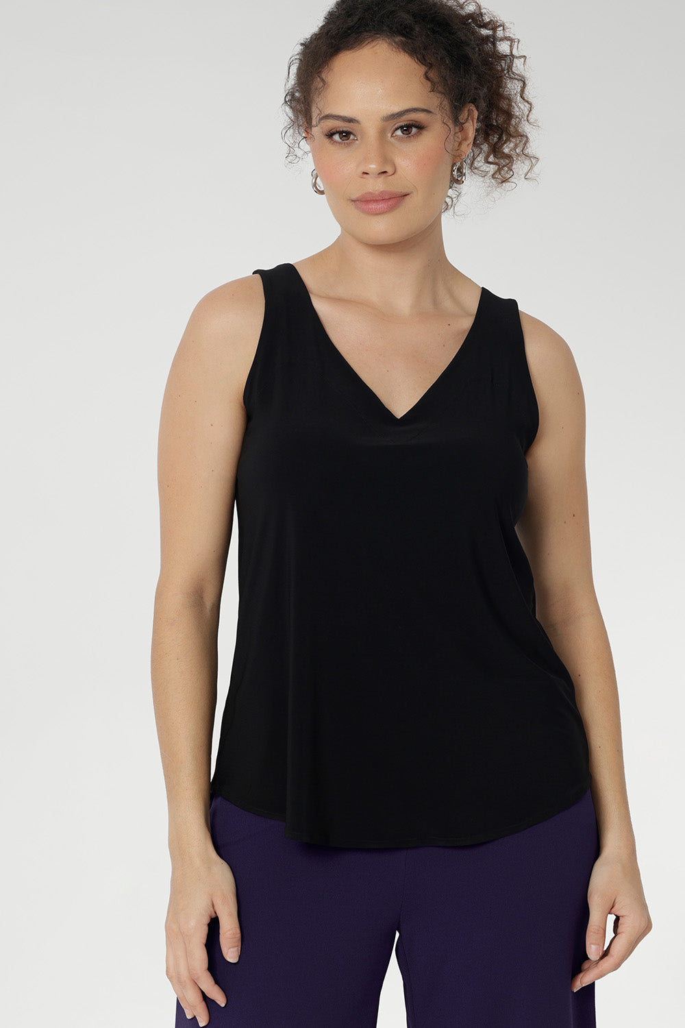 Discover the ultimate in versatility with the Harlee Reversible Top—a must-have essential that effortlessly blends comfort, style, and practicality. Crafted from our signature dry-touch stretch jersey.