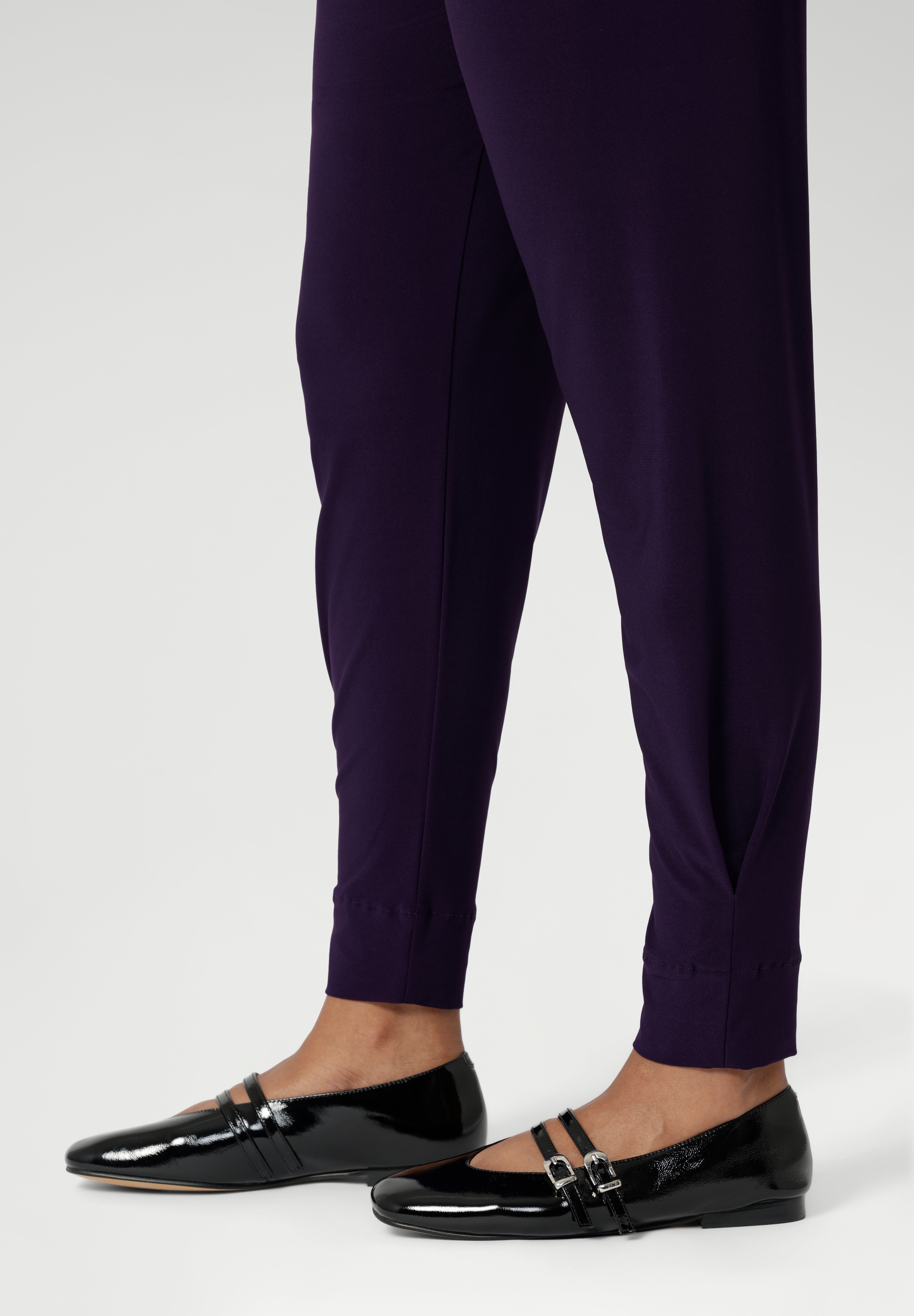 Close up image of Indi Pant in Amethyst in the long length, featuring the tapered leg
ankle cuffs and tailored tuck detail of the 7/8 length leg. Available in sizes 8-24 and 2 lengths to accommodate for all heights and styles. 