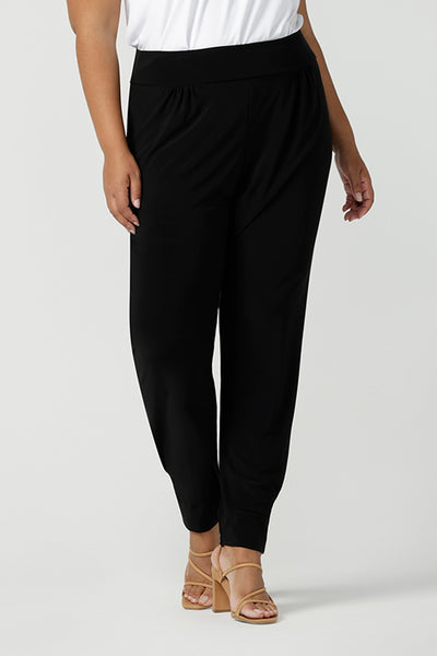 Designed as a full length travel pant for tall women. A size 18 curvy woman wears great pants for travel, these dropped crotch, single seam black pants are made stretchy jersey for ultimate comfort. Worn with a white bamboo jersey top , shop these comfy black pants for your travel and capsule wardrobe now!