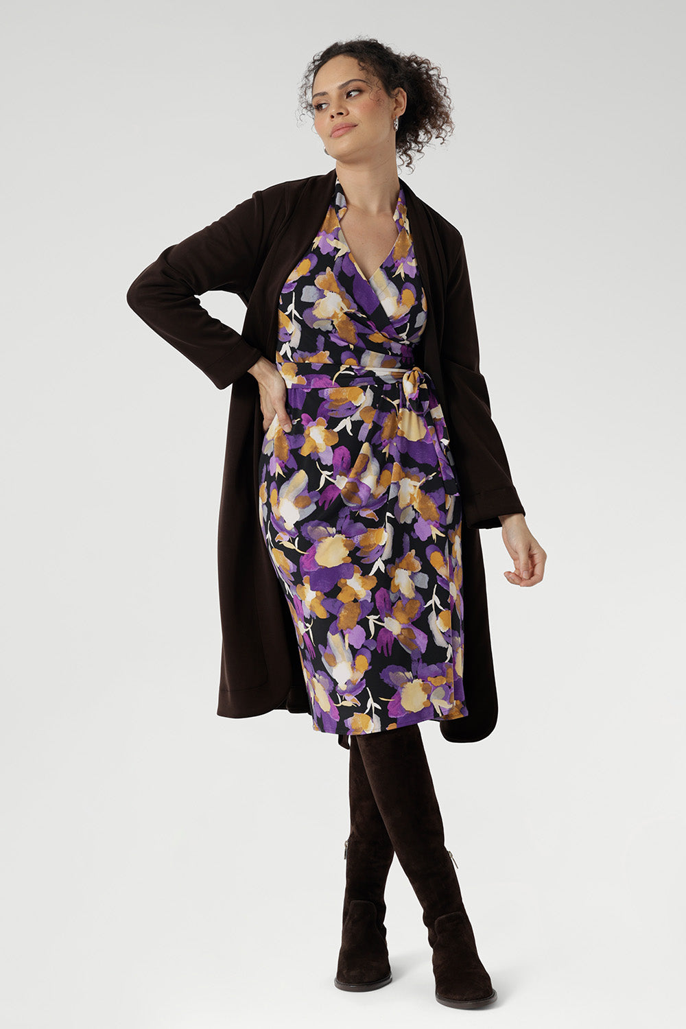 With its functioning wrap design, extended waist ties, and angular interlined collar, the Jett Dress brings a contemporary edge to your workwear wardrobe. Pair back with brown boots and a brown coat for a vibrant winter floral look.