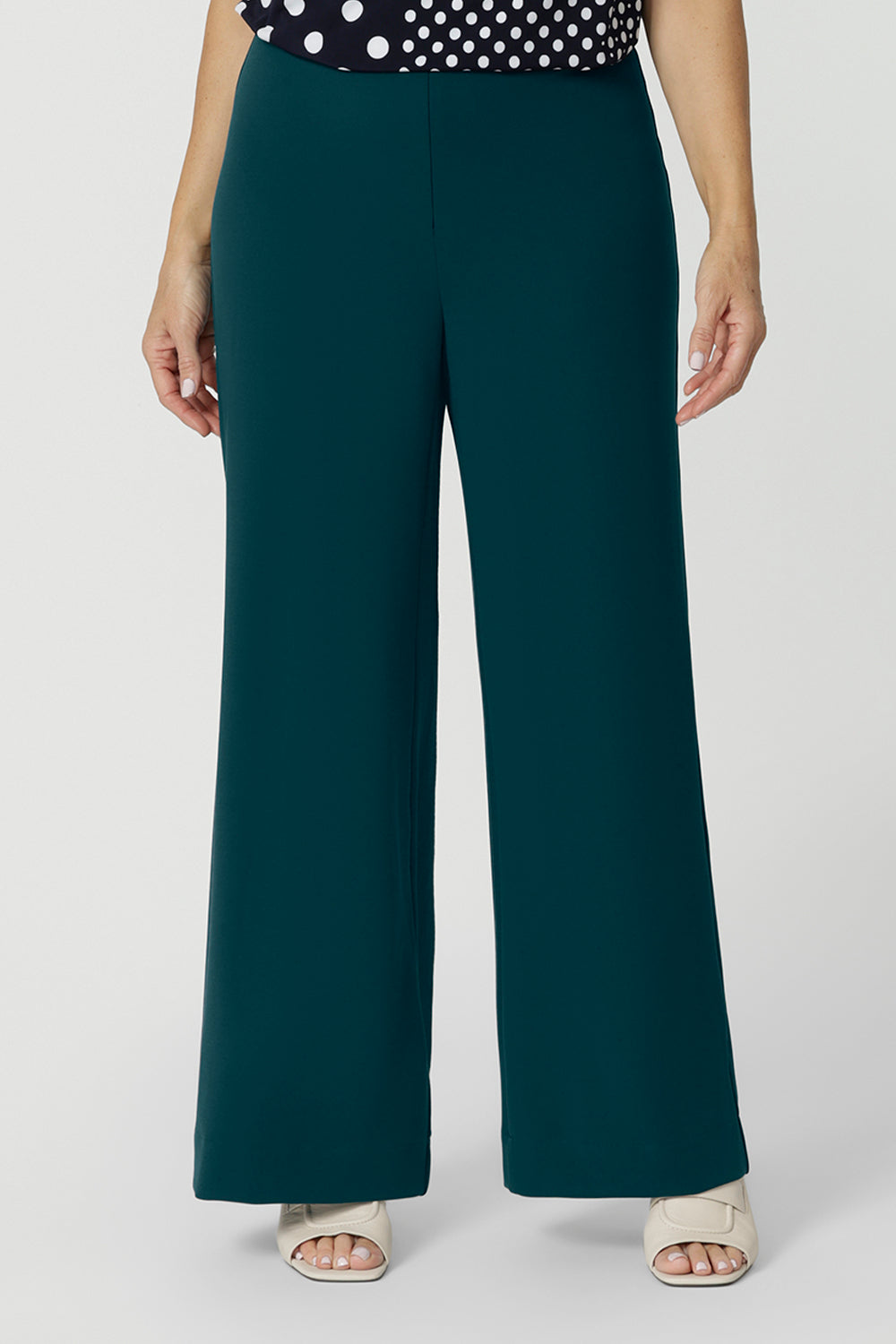 Close up of good pants for over 50s women, these wide leg pants are comfortable and easy to wear. Worn with a sleeveless, cowl neck summer top in navy and white print, these wide leg trousers are made in Australia by Australia and New Zealand women's clothes brand, Leina & Fleur. 