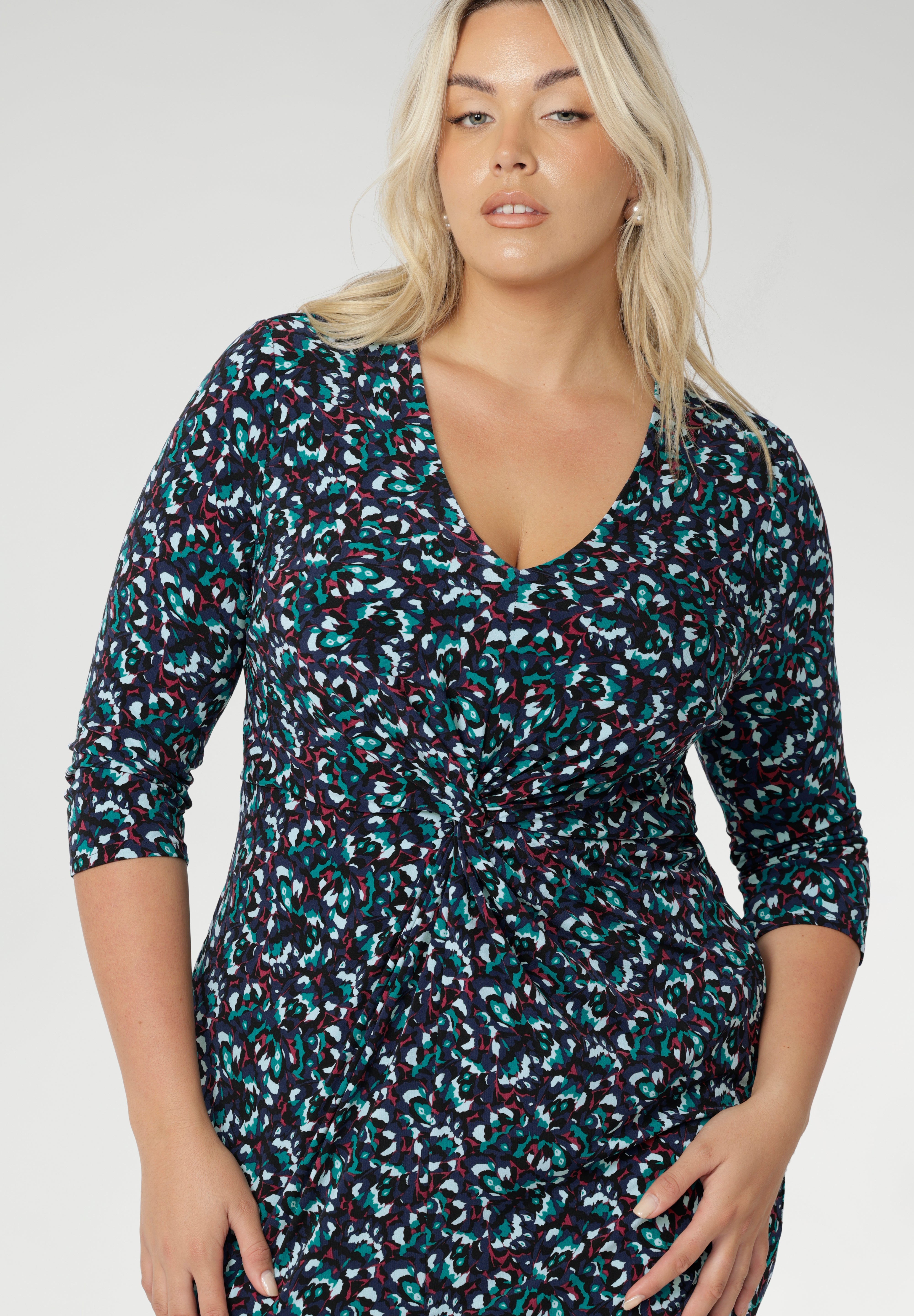 The Kadence dress is where comfort meets confident, modern style. Designed with a fluid silhouette that skims the body without clinging, this dress is all about ease—no restrictive waist seams, no fuss. A clever front twist detail adds subtle shape and visual interest, giving the illusion of structure while keeping the overall feel relaxed and effortless. 