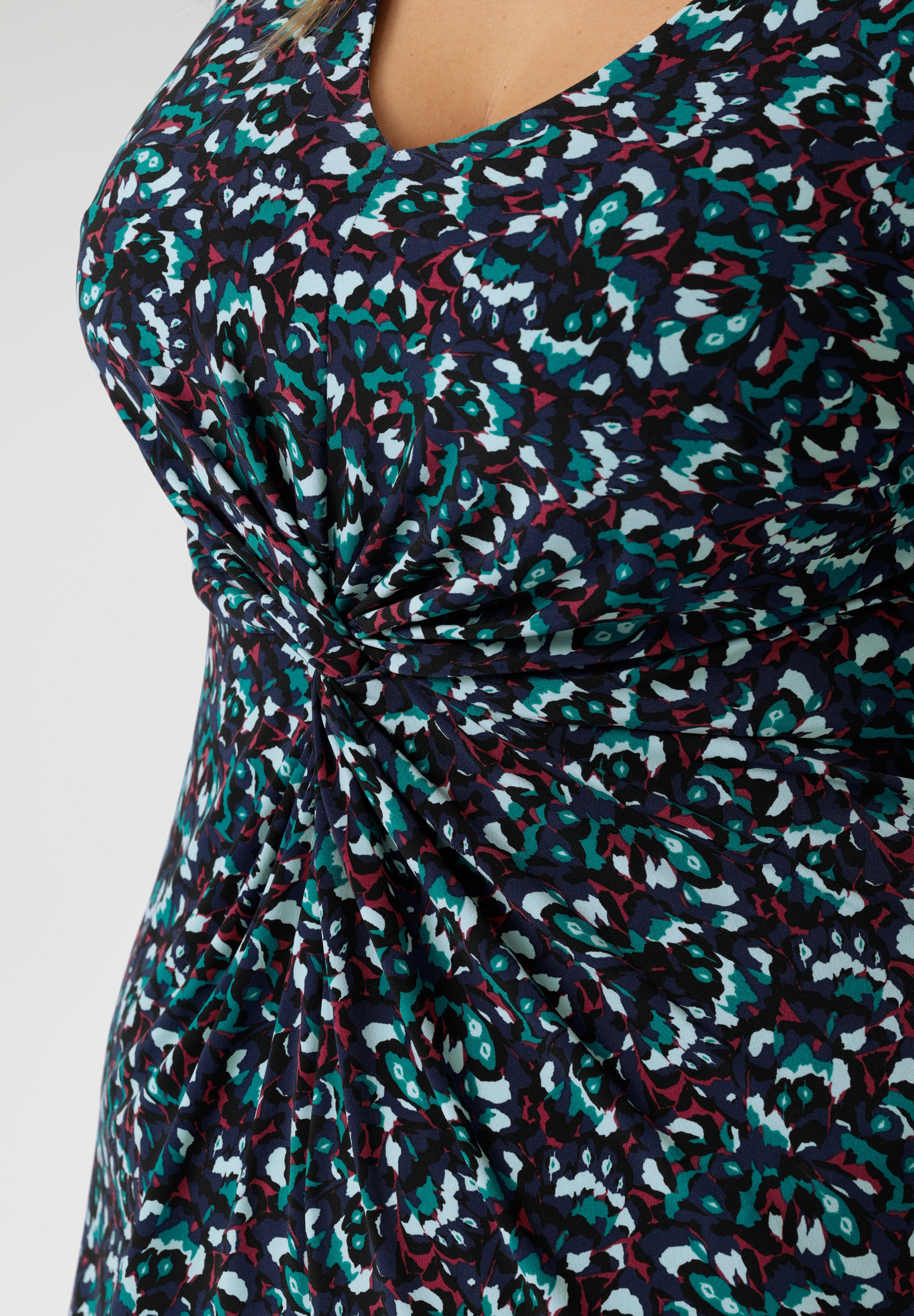 A subtle front twist detail adds gentle shape and polish without compromising on comfort. What sets Kadence apart is its versatility—this is a dress made for layering. Crafted in a soft, wrinkle-resistant jersey, it features a fluid silhouette with no restrictive waist seam, allowing it to skim the body with ease.