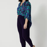 A good pant for petite women, the Indi Pant in Amethyst is worn with an oversized, 3/4 sleeve blouse. A pull-on pant in stretch jersey, these cropped length trousers make comfortable travel pants. Made in Australia by Australian and New Zealand womens clothes brand, Leina & Fleur, shop their pants in petite to plus sizes.