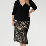 A double-layer back bodice ensures a smooth and secure fit, while ¾-length sleeves make it ideal for layering or wearing on its own. With a perfect balance of comfort and structure. Style the Kyle Top with printed bottoms for the perfect pairing. 