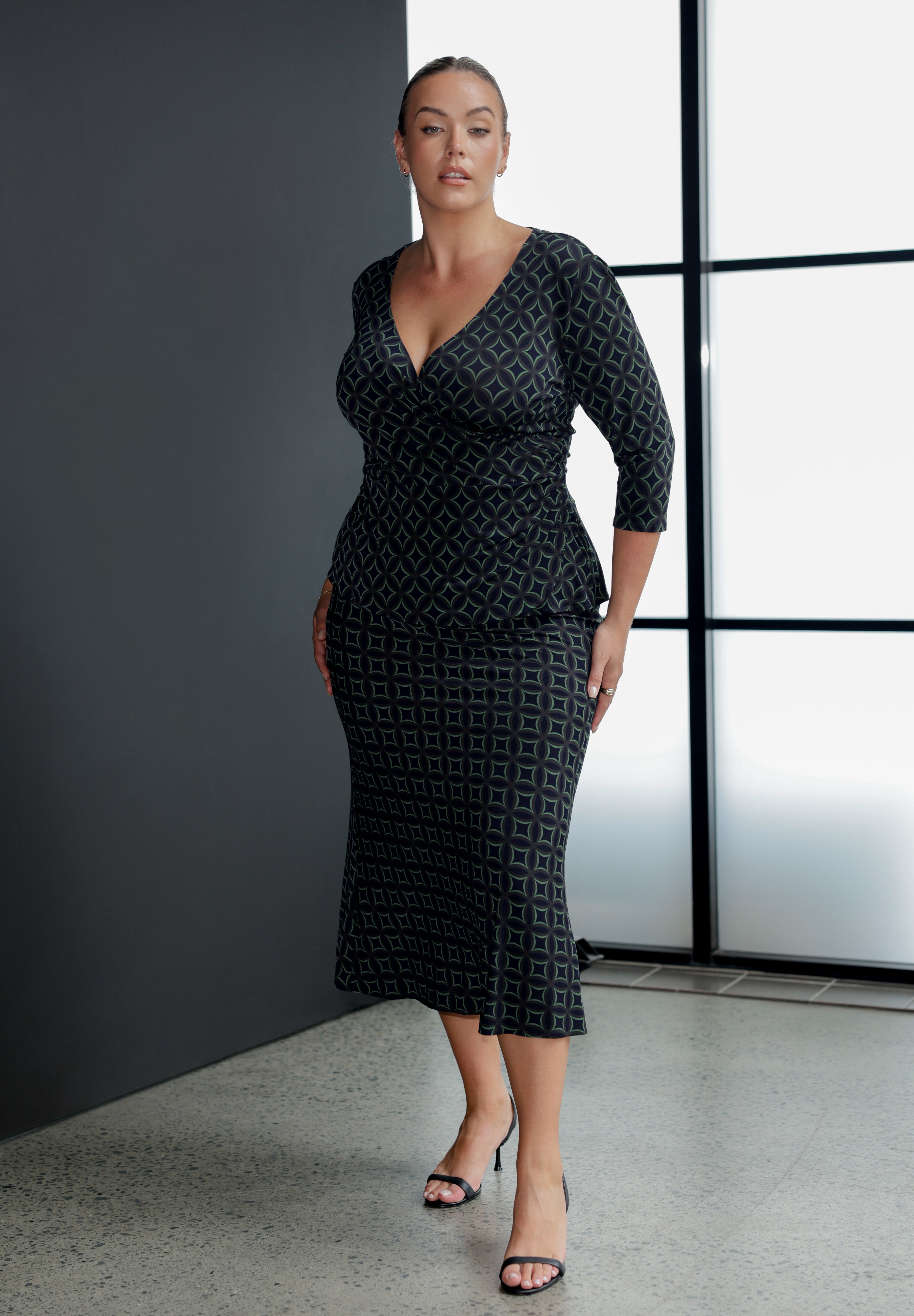 This versatile midi skirt is the perfect addition to any wardrobe, ideal for work, travel, or casual wear. Made from printed navy dry-touch fabric. Size 18 woman wears her Asher Skirt with matching Kyle Top in Midnight Mosaic for a sleek, feminine fit dress like style. Crafted from easy-care, wrinkle-resistant dry-touch jersey, this skirt is designed for all-day comfort and effortless styling.