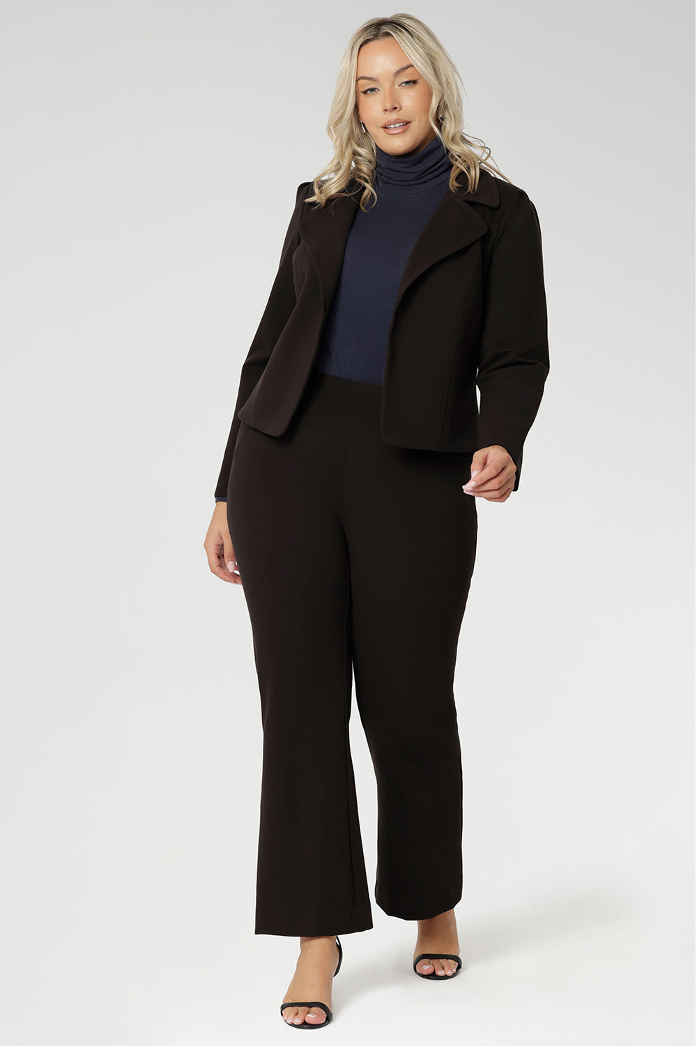  The bootcut leg creates a flattering, elongating silhouette, making it the perfect choice for everything from office wear to weekend chic. Side pockets with refined topstitch detailing add a polished, practical touch, while the deep cocoa shade pairs effortlessly with neutrals, prints, or bold colours for versatile styling
