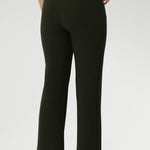 Designed with practicality in mind, the Lesley Pant features functional side pockets accented with refined topstitching for an elevated touch. 