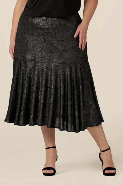 A midi length, foil print evening skirt with ruffle hem in plus size. For cocktail and evening wear, this elegant skirt is made in Australia by women's fashion brand, Leina & Fleur. Shop their evening and cocktail wear online in sizes 8 to 24.