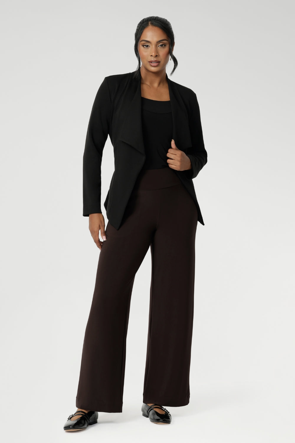 Sophisticated, versatile, and made to flatter — the Lyndon Jacket blends comfort and elegance. Size 10 model wears her Lyndon Jacket in Black with Brown wide leg Pants and Black Ballet Flats. 