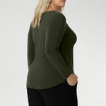 The Mason Top is your perfect everyday essential, designed for effortless style as the weather cools. Featuring a chic boat neckline and clean, elegant lines, this top is the ultimate base layer for any outfit.