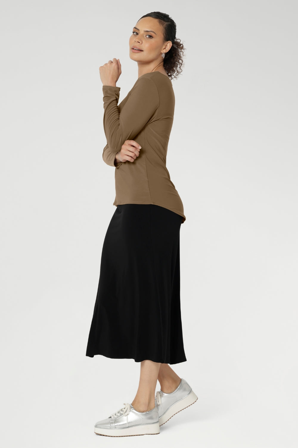 The straight front hemline is balanced by a gently curved back hem, adding a modern edge to this clean and polished style. Whether paired with tailored pants for the office or dressed down with denim for the weekend, the Mason Top is a reliable go-to that transitions seamlessly from day to night.