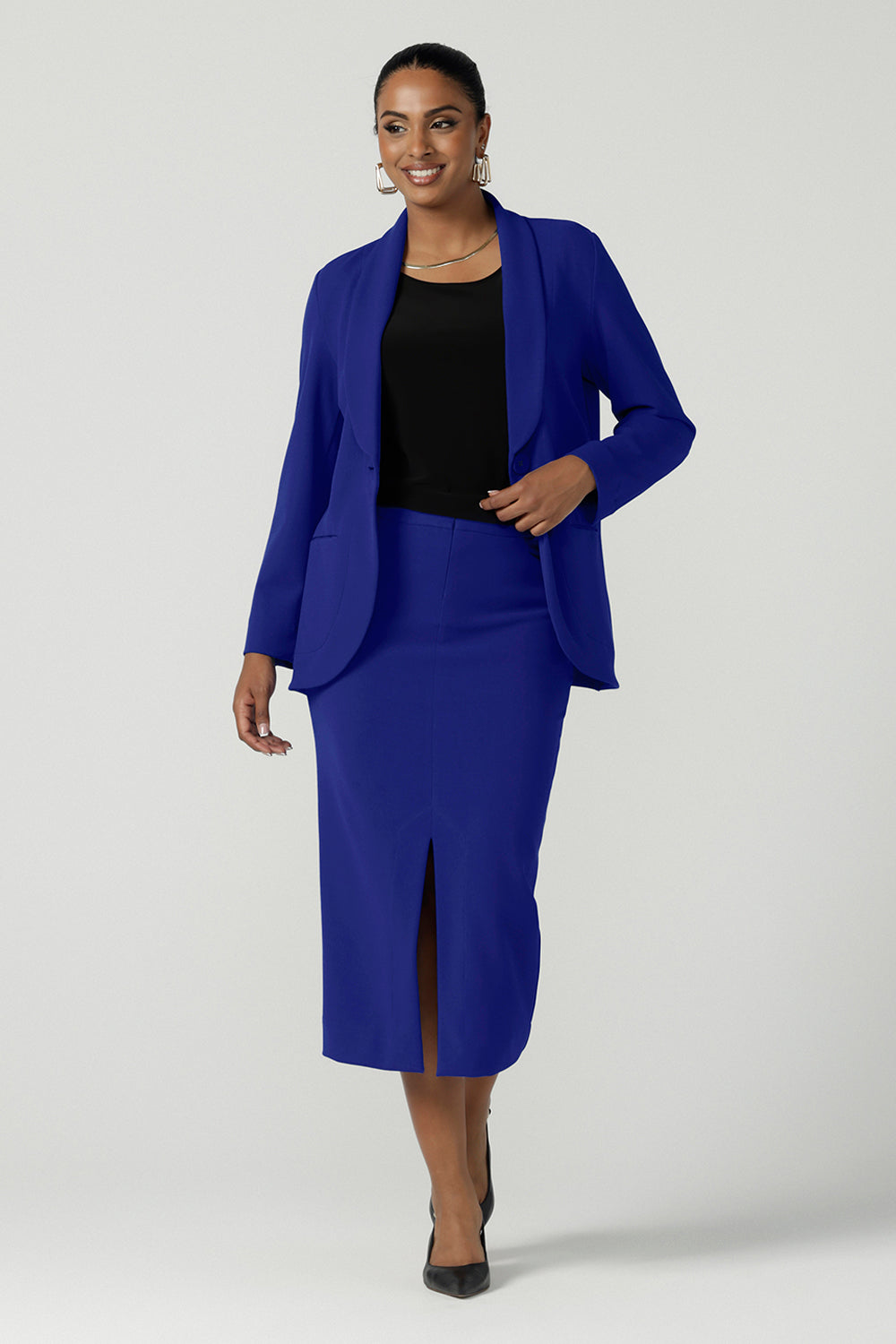 Front view of a size 10 model wears the Merit Blazer in Cobalt, a corporate casual blazer suit set made for women size 8-24. . Made in Australia for women. Petite to plus size.