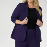 The body-contouring silhouette is enhanced by bust and back darts, while functional slit pockets and a centre-back vent ensure both polish and practicality. Deep hems with refined topstitch detailing and a breathable buggy lining through the back complete this elevated look.
