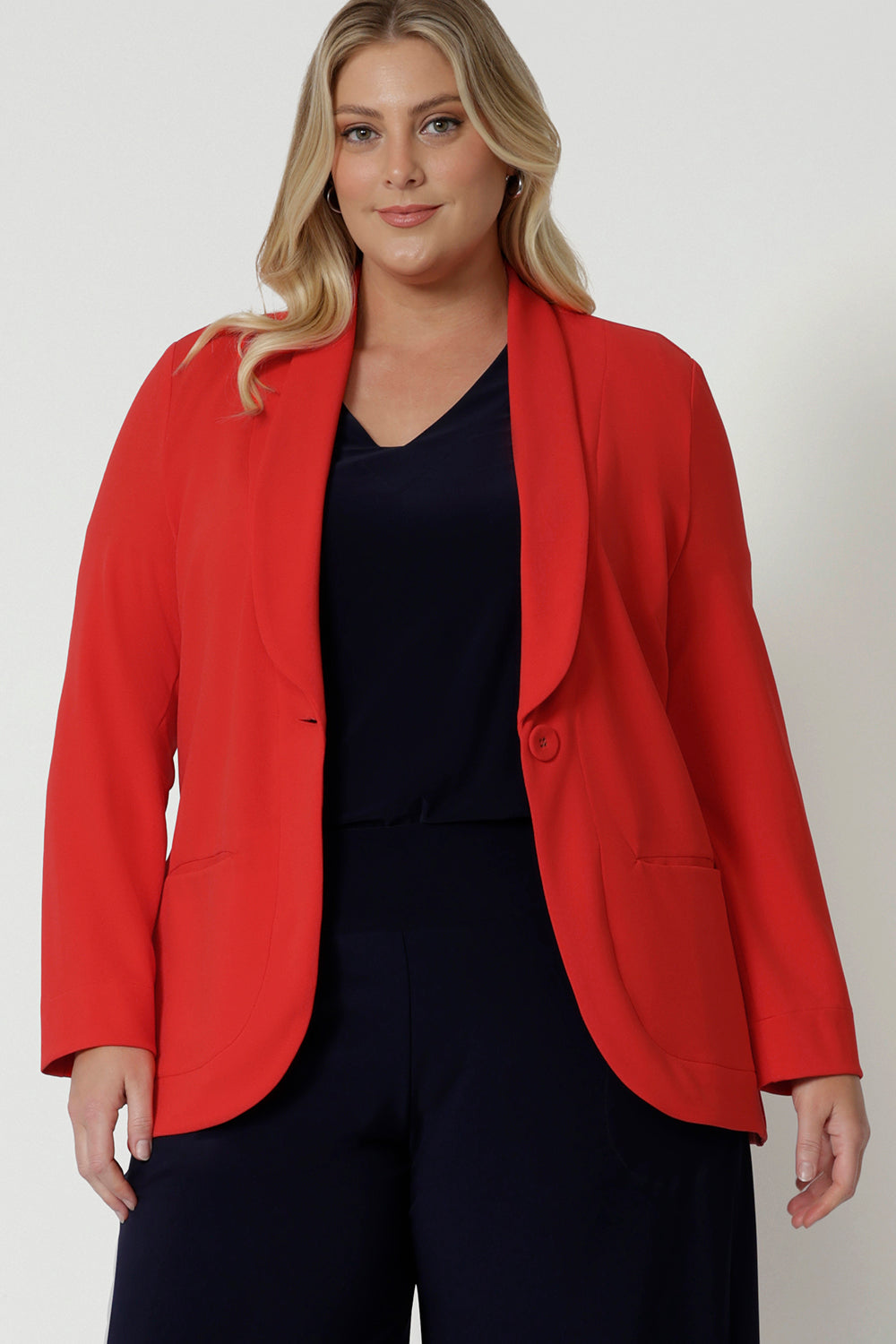 The tailored front ensures a sharp, structured appearance, while the back pleat offers extra room and comfort. The deep sleeve cuffs, designed to be turned up, allow for a customisable look and a bit of flair, while the half buggy lining gives the blazer a clean, smooth finish.