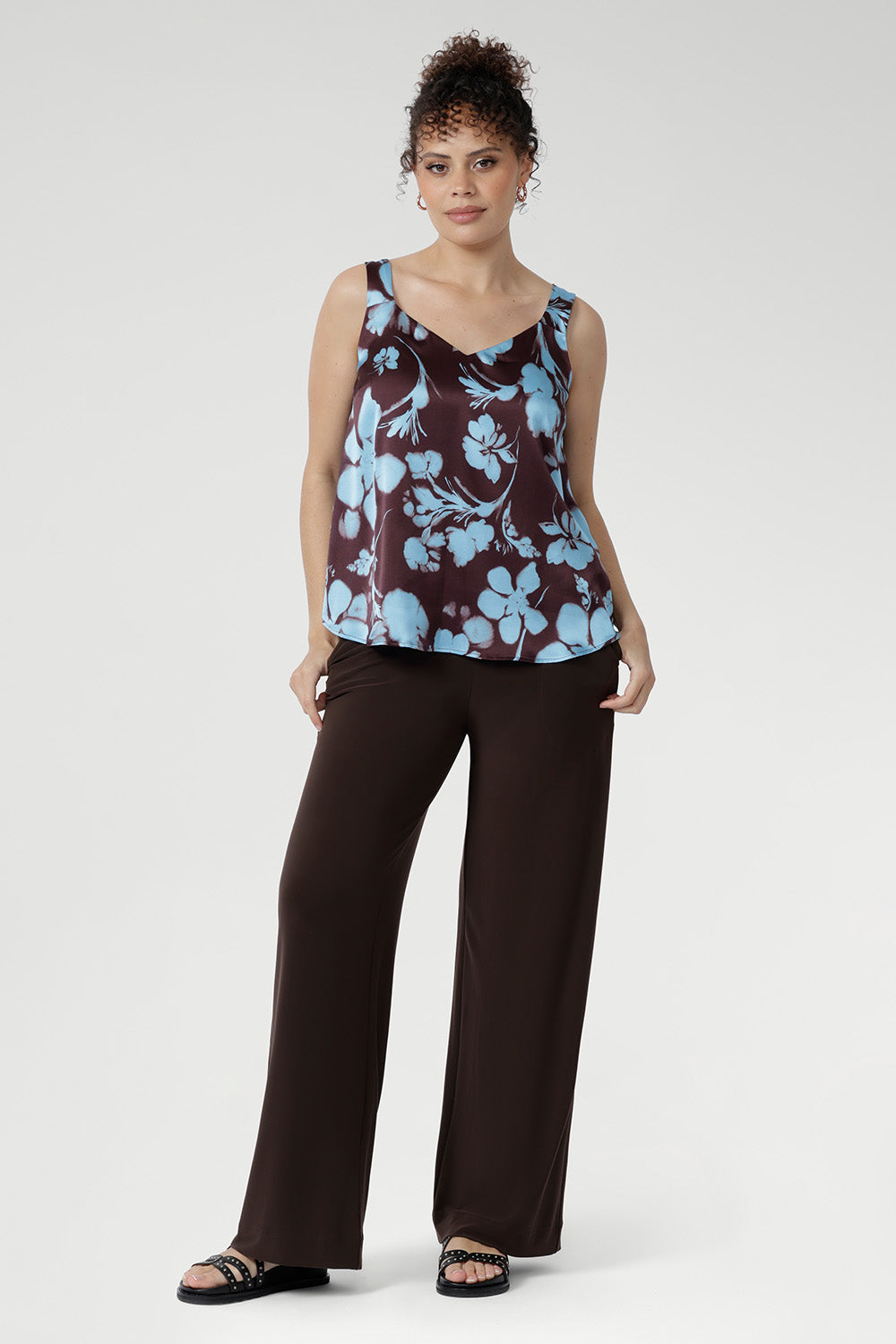 Our signature Monroe Pant is loved for its luxe drape and easy wear. Made from heavy-weight dry-touch stretch jersey, it features a pull-on waist, deep double waistband, side pockets, and a straight-leg silhouette with a deep hem. Designed for comfort and versatility, it’s available in three lengths, sizes 8–24, and pairs effortlessly with our fluid suiting pieces.