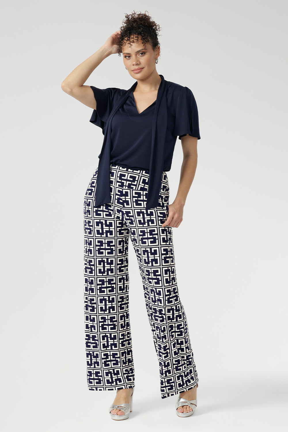 Designed for all-day comfort without compromising on style, the Monroe Pant features a pull-on waistband that sits smoothly on the body, deep side pockets with topstitching for a tailored touch, and a classic straight-leg cut that transitions seamlessly from workwear to weekend.