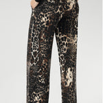 Monroe pants features a deep, double-layer waistband for added support and ease, along with side pockets enhanced by subtle top stitching for a polished finish.