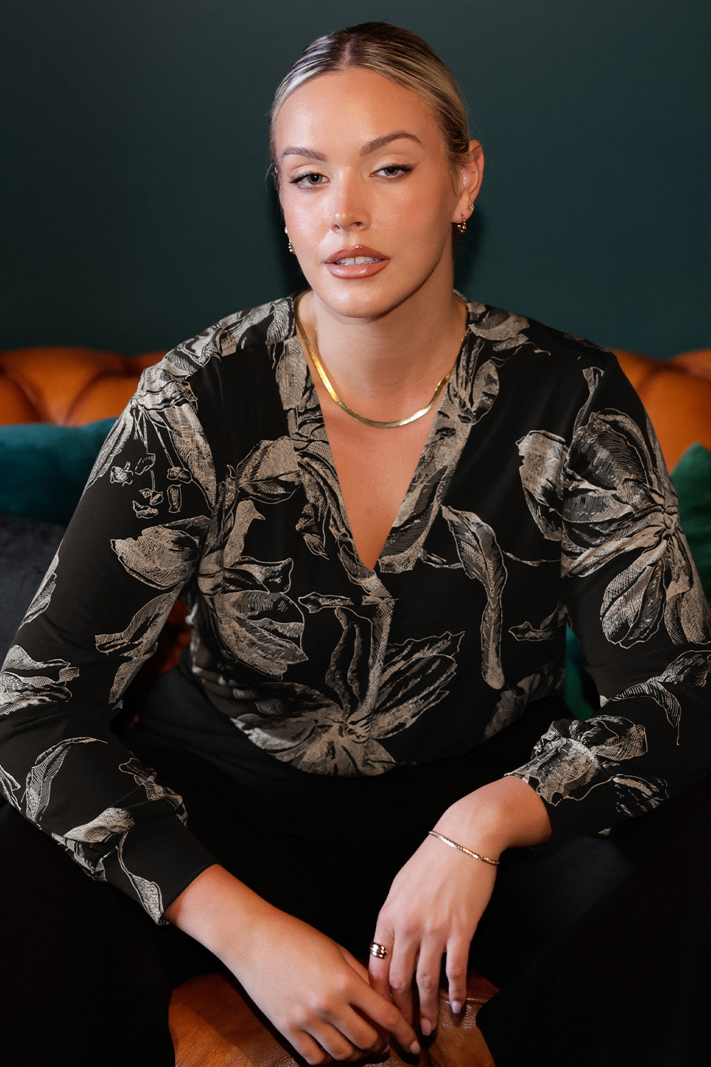 The rich coffee-hued floral print adds a bold, inky elegance that captures the essence of the season. Paeton features a polished style to your everyday wardrobe. 