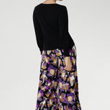 Side pockets with refined topstitching details add a touch of practicality without sacrificing style. 