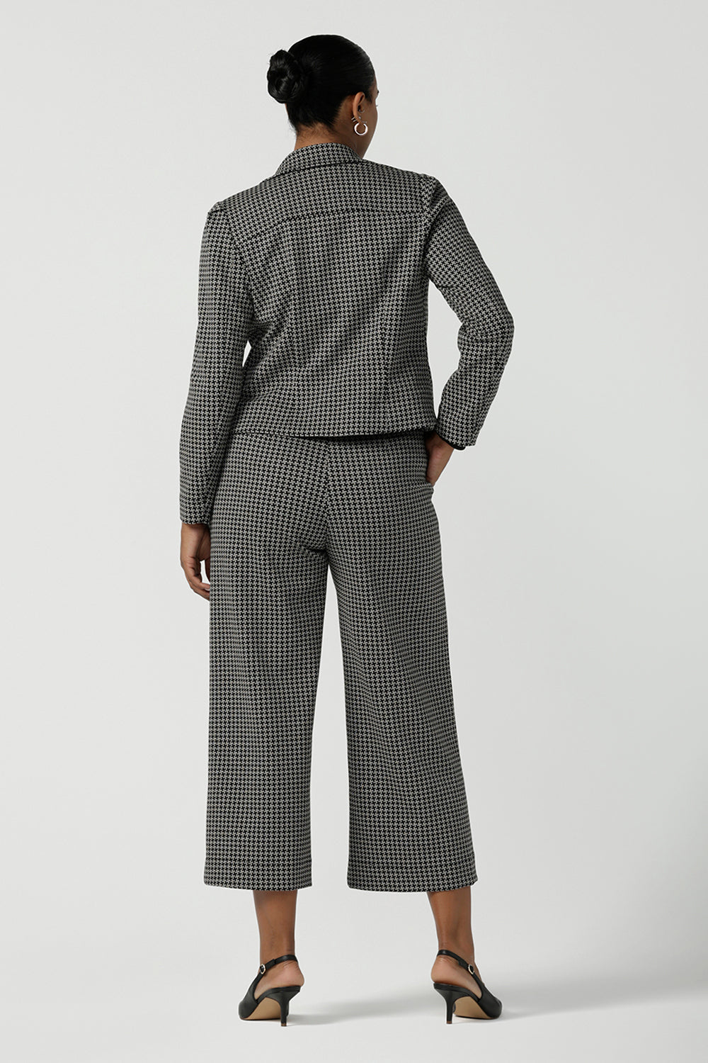 Back view of a size 10 Raleigh Jacket in Jacqaurd has a houndstooth print check with a tailored construction. Comfortable and corporate work wear for women. Petite to plus size clothing for workwear for women size 8-24.