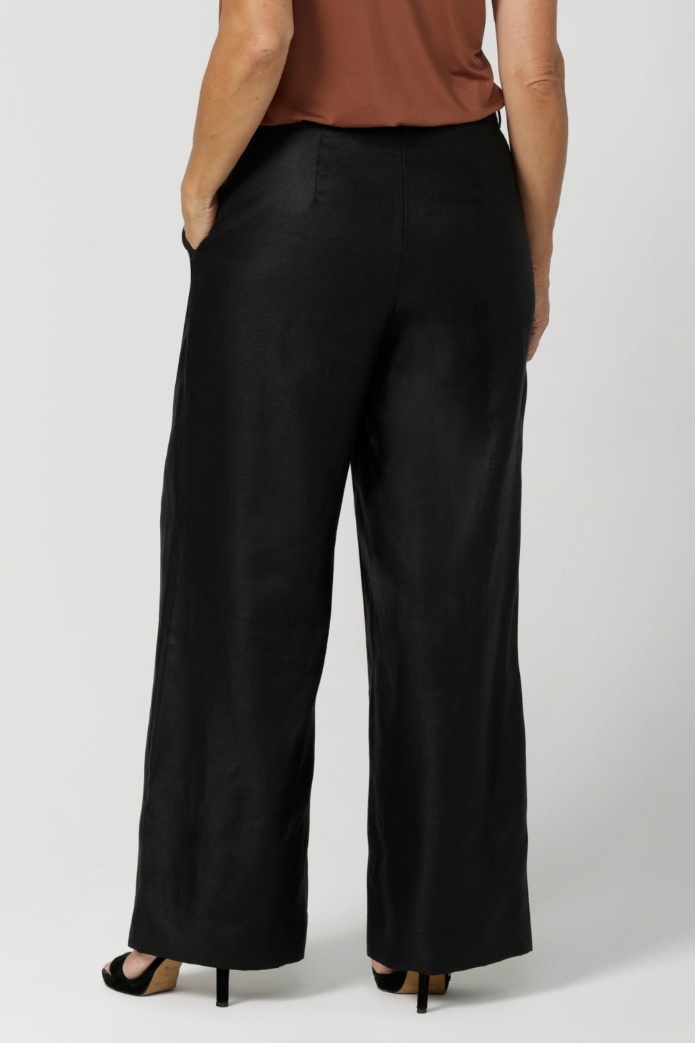 Back darts create a flattering shape, while side front pockets add practicality. With straight-cut, wide legs and a full-length fit, the Ronnie Pant exudes effortless style and comfort. 