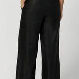 Back darts create a flattering shape, while side front pockets add practicality. With straight-cut, wide legs and a full-length fit, the Ronnie Pant exudes effortless style and comfort. 