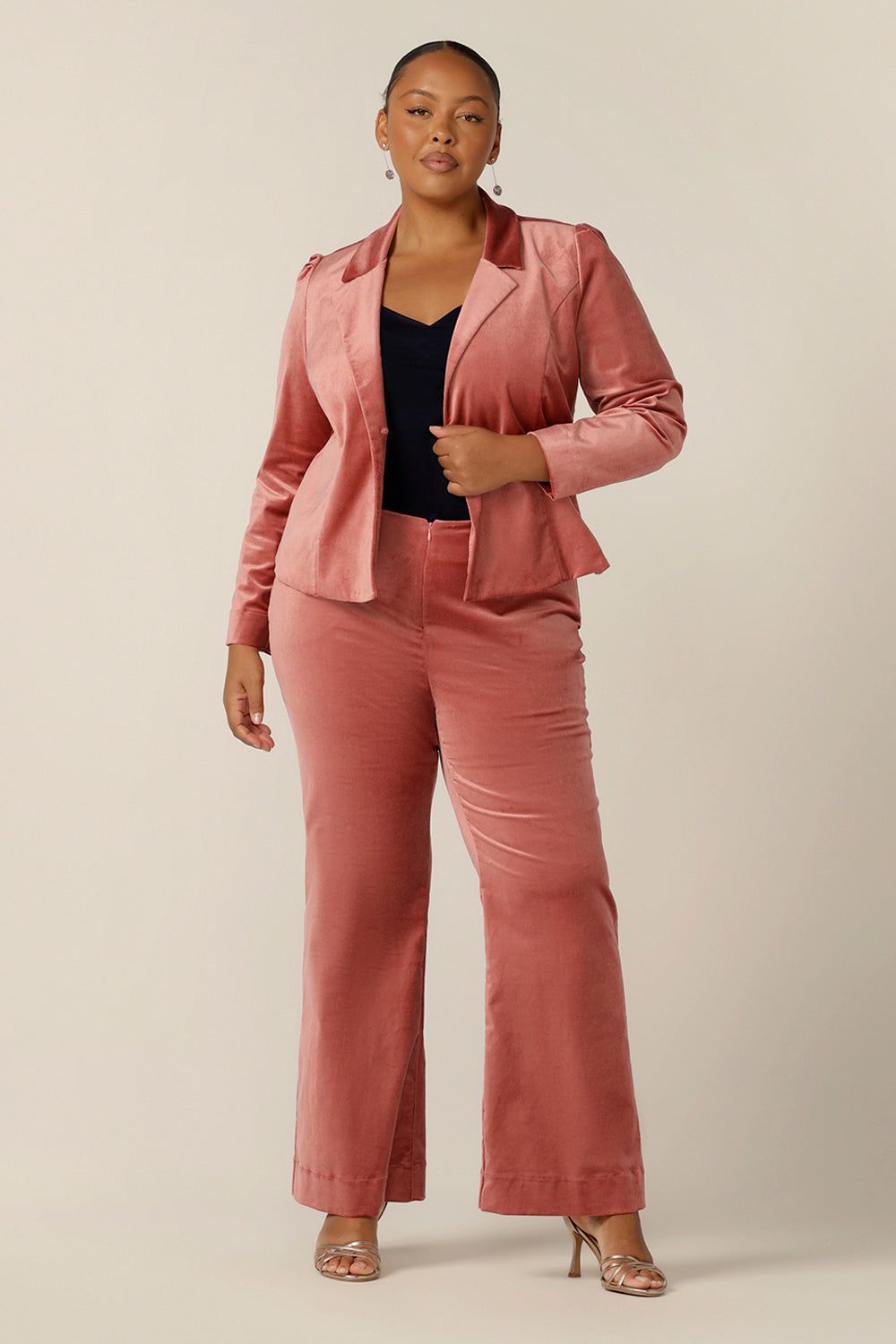 With the feel of a velvet jacket, this luxe Velveteen tailored jacket in musk pink is a great occasion and eveningwear jacket. Worn with a black cami top and flared leg velvet look pants in musk pink, this after 5 jacket is a sophisticated jacket for weddings, cocktail parties and many more occasions!