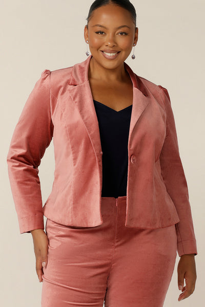 With the feel of a velvet jacket, this luxe Velveteen tailored jacket in musk pink is a great occasion and eveningwear jacket. With a single-button fastening, collar and notch lapels and tailored fit, this women's jacket is perfect for cocktail dress and event wear. Shop now in sizes 8 to 24!