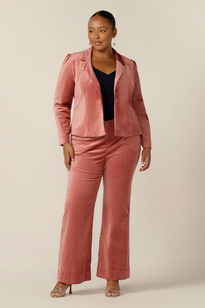 With the feel of a velvet jacket, this luxurious Velveteen tailored jacket in musk pink is a great evening and occasionwear jacket. Worn with a black cami top and flared leg velvet look pants in musk pink, this after 5 jacket is a sophisticated jacket for weddings, cocktail dress codes and all your special occasions!