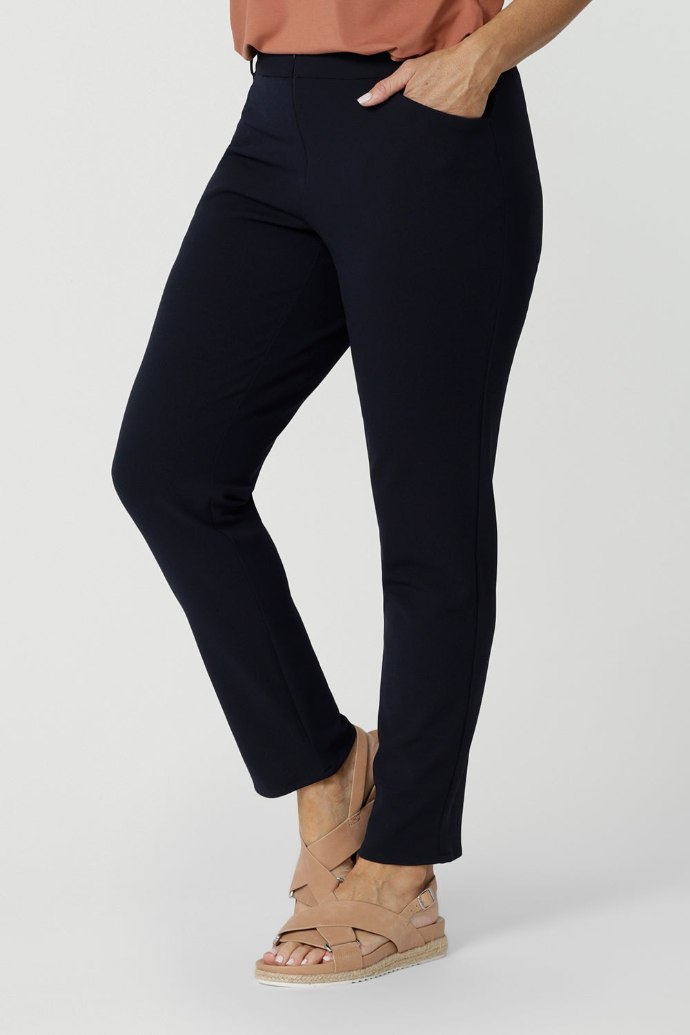 Corbin Pant in Navy