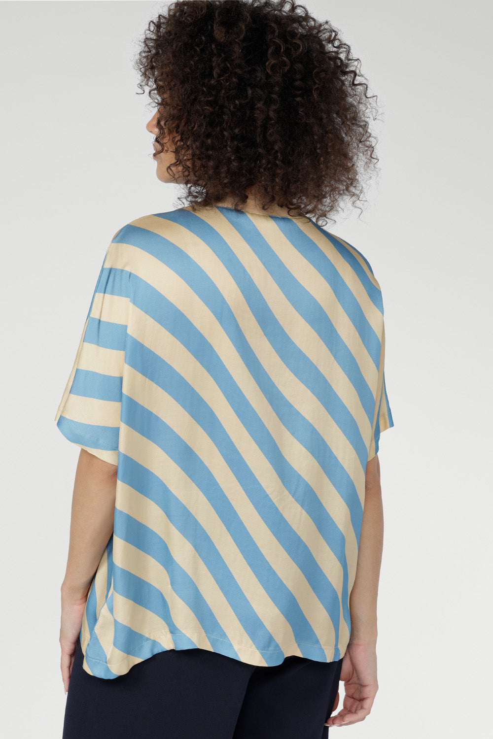 Finished with a straight hemline, this versatile pull-on style pairs seamlessly with tailored pants, denim, or skirts. Lightweight and breathable, it’s ideal for warm-weather layering or standalone wear.