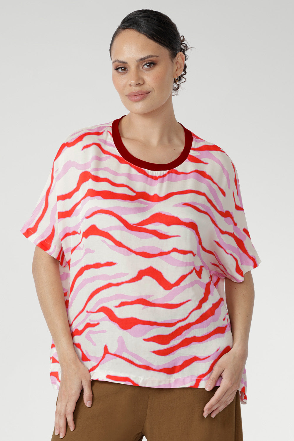 Designed with grown-on sleeves, a round neckline, and a straight hem, it offers a relaxed yet refined fit that flatters every shape. 