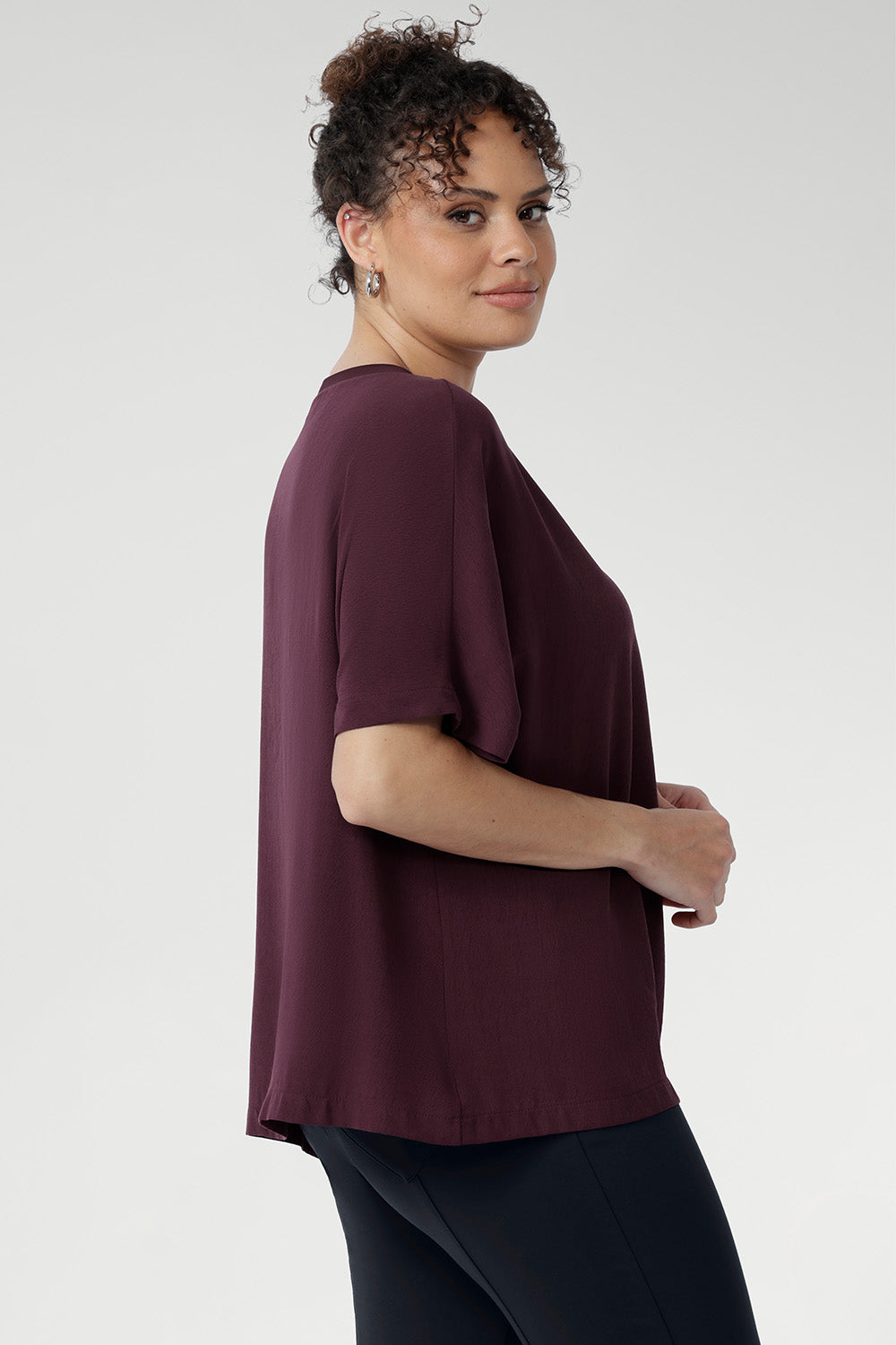 The Scout Tee in Plum is your new everyday essential, crafted from luxurious, lightweight Tencel Viscose that offers a soft, velvet-like finish against the skin. Designed with a relaxed fit, it features elegant grown-on sleeves, a softly bound round neckline, and a straight hem for a clean, contemporary silhouette.