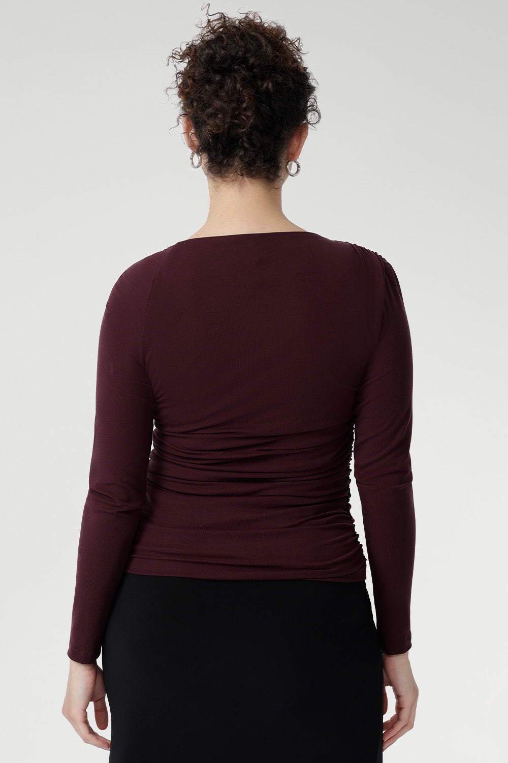  Simmi Top in Wine offers a bold yet elegant statement. Crafted from a luxurious heavy-weight Lyocell Knit, this top is designed to flatter with its asymmetrical neckline and subtle ruching at the shoulder and sides, creating a soft, sculpted shape.