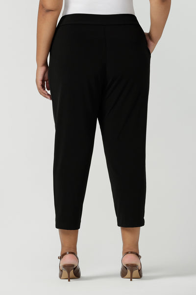 Back view of plus size pants for travel, these tapered leg, black jersey pants are super comfortable to wear! These dropped crotch pull-on pants are made in Australia. Shop women's travel pants online in petite, mid size and plus sizes at Leina & Fleur.