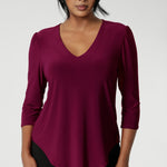 The Vida Top in Ruby is the perfect addition to your workwear wardrobe, offering a timeless tailored shape that effortlessly transitions from desk to dinner. Available in sizes 8-24. 