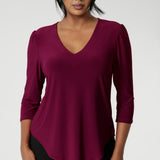 The Vida Top in Ruby is the perfect addition to your workwear wardrobe, offering a timeless tailored shape that effortlessly transitions from desk to dinner. Available in sizes 8-24. 