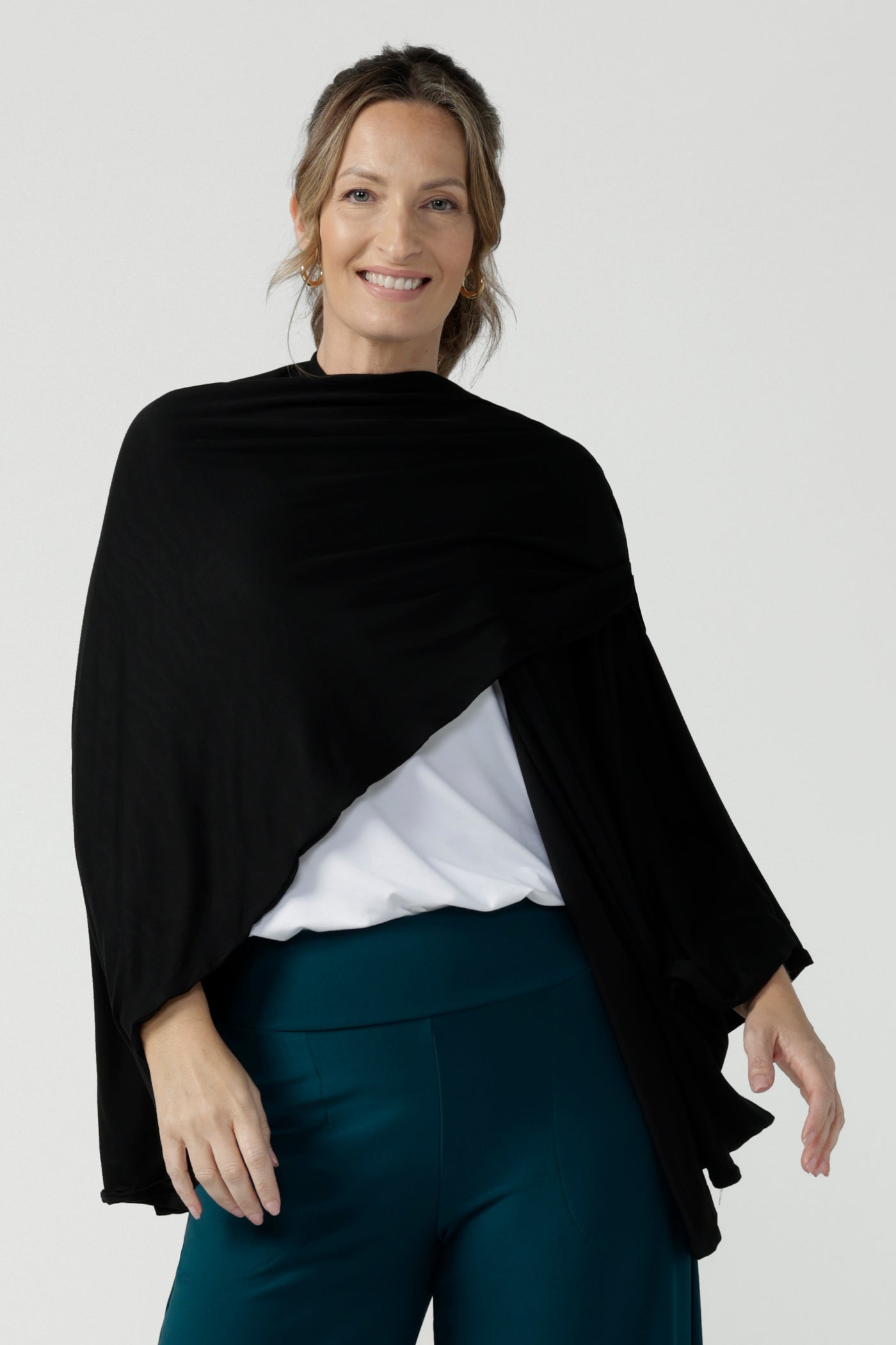 Cove Travel-Weight Poncho Black in Bamboo