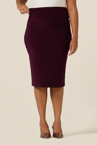 A knee-length tube skirt with pull-on waistband, gives a pencil shape to this comfortable stretch skirt.